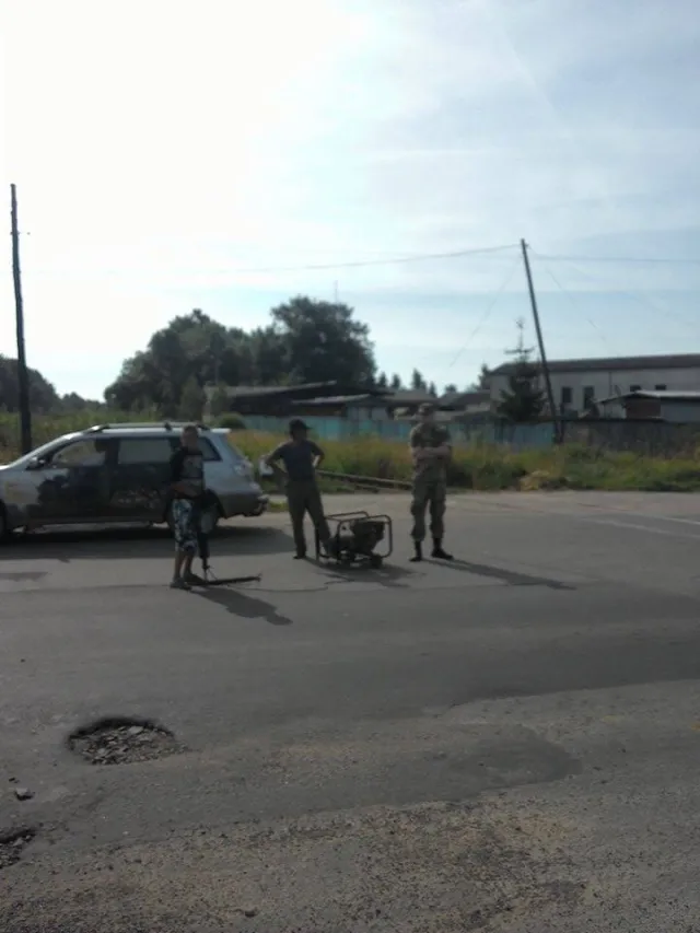 На Прикарпатті працівникам автодору вручали повістки під час ремонту дороги (фото) — фото 1