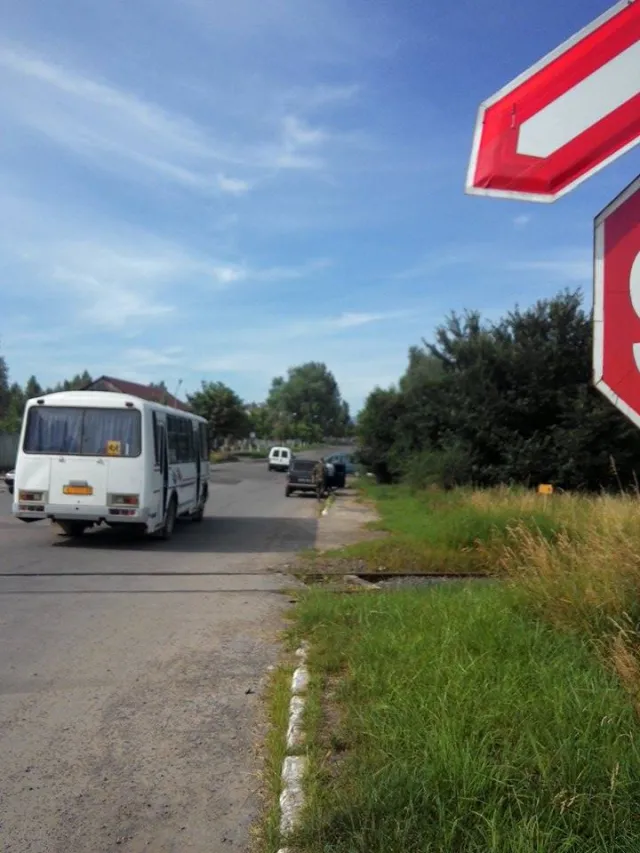 На Прикарпатті працівникам автодору вручали повістки під час ремонту дороги (фото) — фото 2
