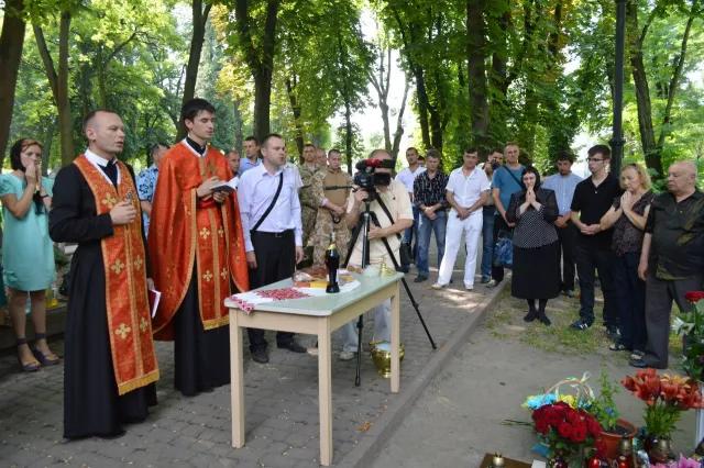В меморіальному сквері відбулась панахида за загиблим начальником тербатальйону «Прикарпаття» Юрієм Бараном (фото) — фото 1