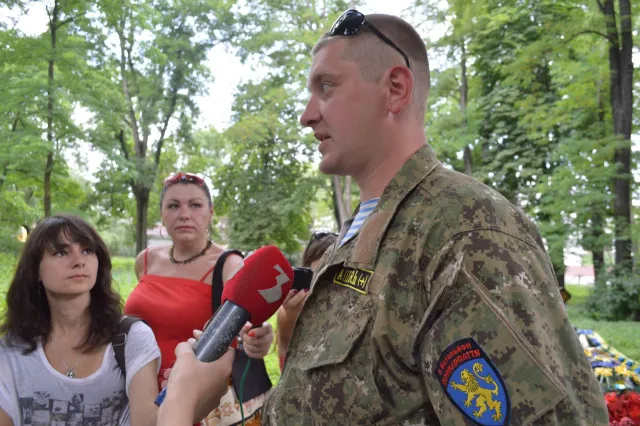 В меморіальному сквері відбулась панахида за загиблим начальником тербатальйону «Прикарпаття» Юрієм Бараном (фото) — фото 12
