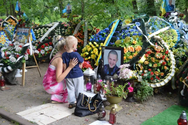 В меморіальному сквері відбулась панахида за загиблим начальником тербатальйону «Прикарпаття» Юрієм Бараном (фото) — фото 13