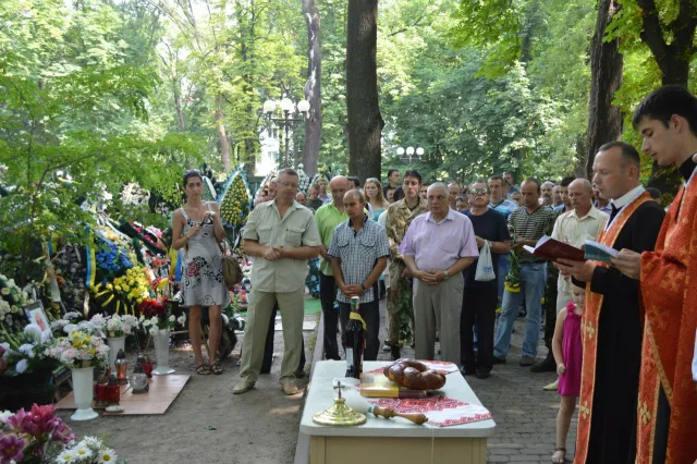 В меморіальному сквері відбулась панахида за загиблим начальником тербатальйону «Прикарпаття» Юрієм Бараном (фото) — фото 4