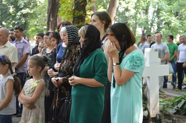 В меморіальному сквері відбулась панахида за загиблим начальником тербатальйону «Прикарпаття» Юрієм Бараном (фото) — фото 5