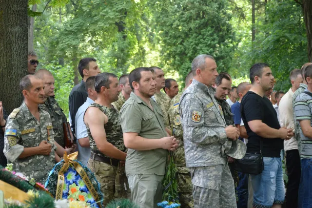В меморіальному сквері відбулась панахида за загиблим начальником тербатальйону «Прикарпаття» Юрієм Бараном (фото) — фото 8