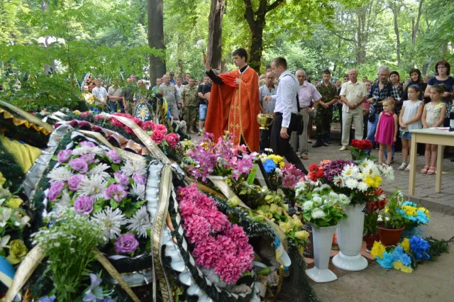 В меморіальному сквері відбулась панахида за загиблим начальником тербатальйону «Прикарпаття» Юрієм Бараном (фото) — фото 9