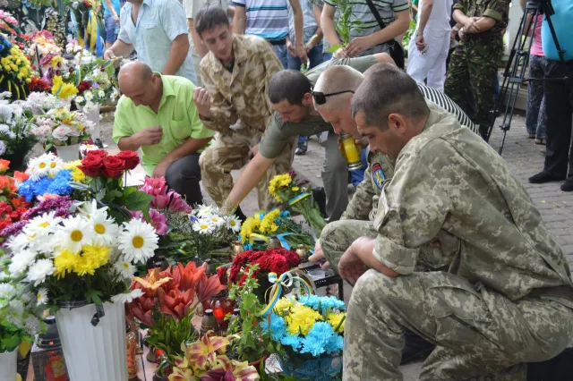 В меморіальному сквері відбулась панахида за загиблим начальником тербатальйону «Прикарпаття» Юрієм Бараном (фото) — фото 10