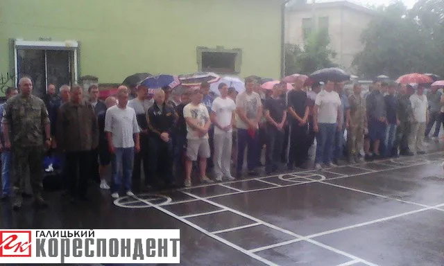 Іванофранківці не задоволені тим, що повістки їм вручали просто на вулиці (фото) — фото 1