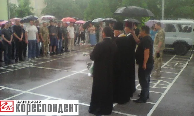 Іванофранківці не задоволені тим, що повістки їм вручали просто на вулиці (фото) — фото 2