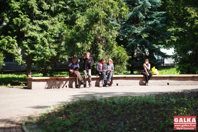 У Франківську просто неба годували безхатьків (фото) — фото 11
