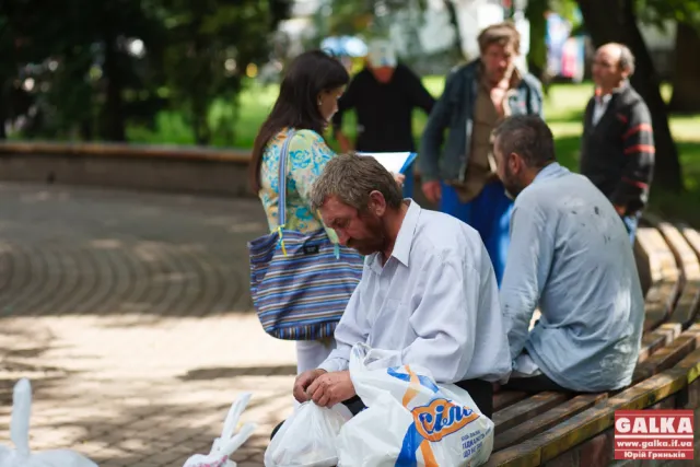 У Франківську просто неба годували безхатьків (фото) — фото 12