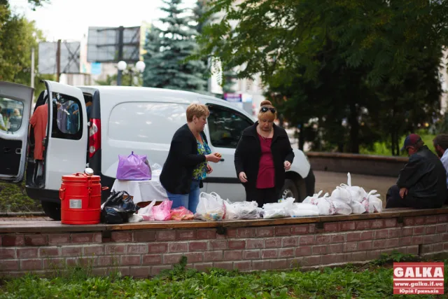 У Франківську просто неба годували безхатьків (фото) — фото 3