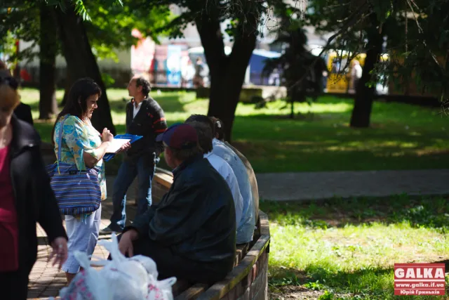 У Франківську просто неба годували безхатьків (фото) — фото 5