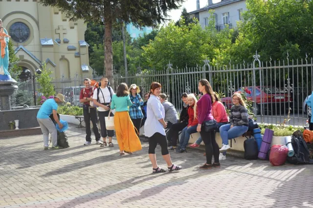 Франківська молодь розпочала свій шлях до Зарваниці (фото) — фото 1