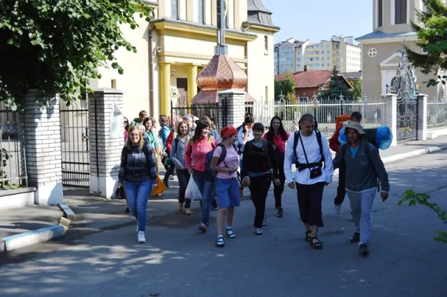 Франківська молодь розпочала свій шлях до Зарваниці (фото) — фото 12