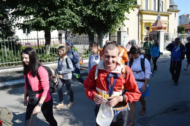 Франківська молодь розпочала свій шлях до Зарваниці (фото) — фото 13