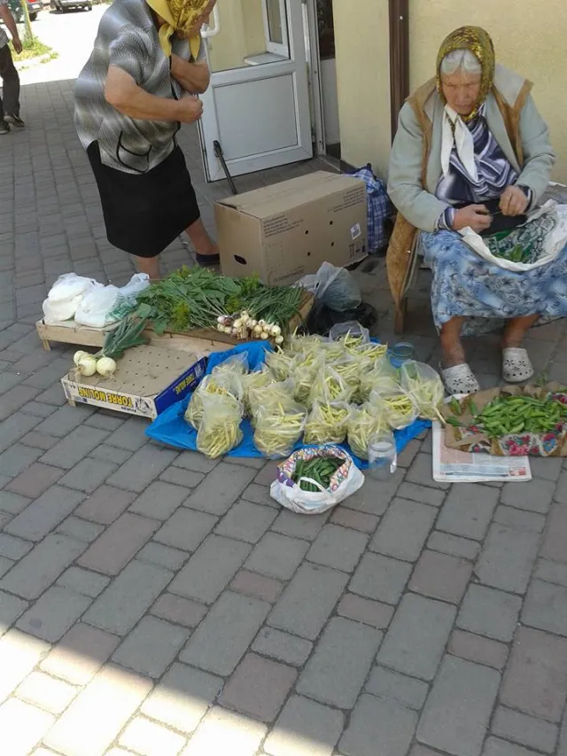Франківці скаржаться на стихійну торгівлю на Тролейбусній (фото) — фото 2