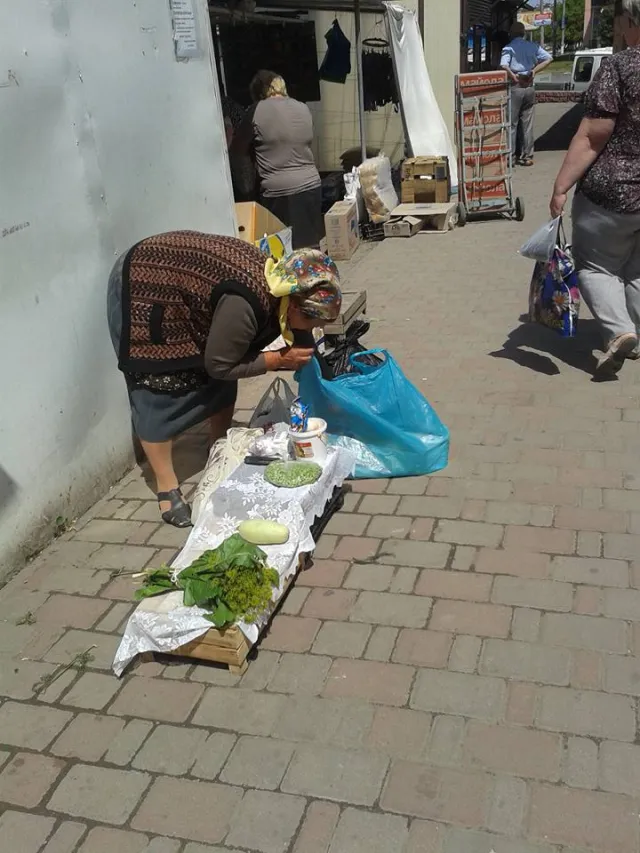 Франківці скаржаться на стихійну торгівлю на Тролейбусній (фото) — фото 3