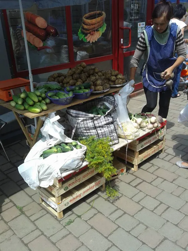 Франківці скаржаться на стихійну торгівлю на Тролейбусній (фото) — фото 4
