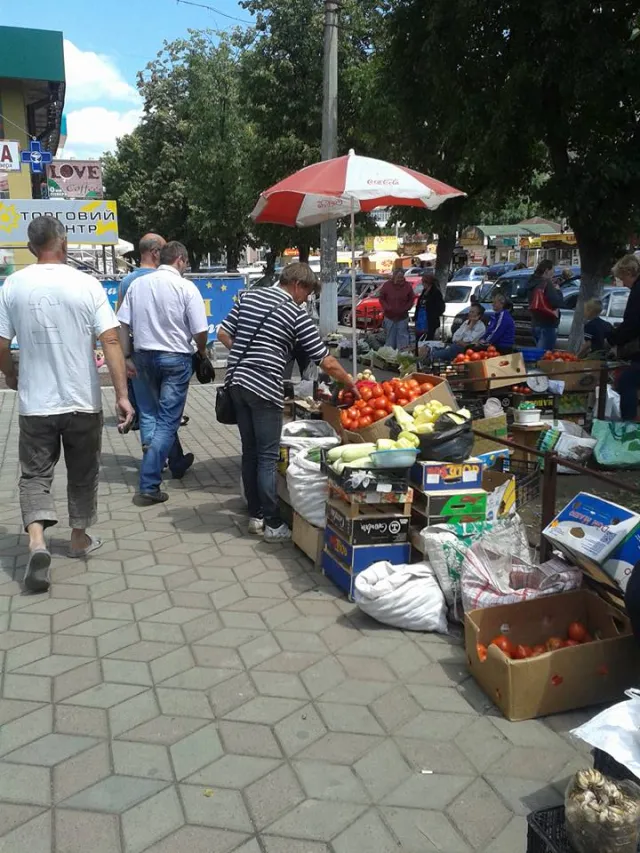 Франківці скаржаться на стихійну торгівлю на Тролейбусній (фото) — фото 7