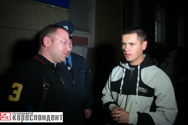 Пікет під стінами МВС. Керівник обласного УМВС розповів, що частина правоохоронців поїхала в Мукачево (фото+відео) — фото 1