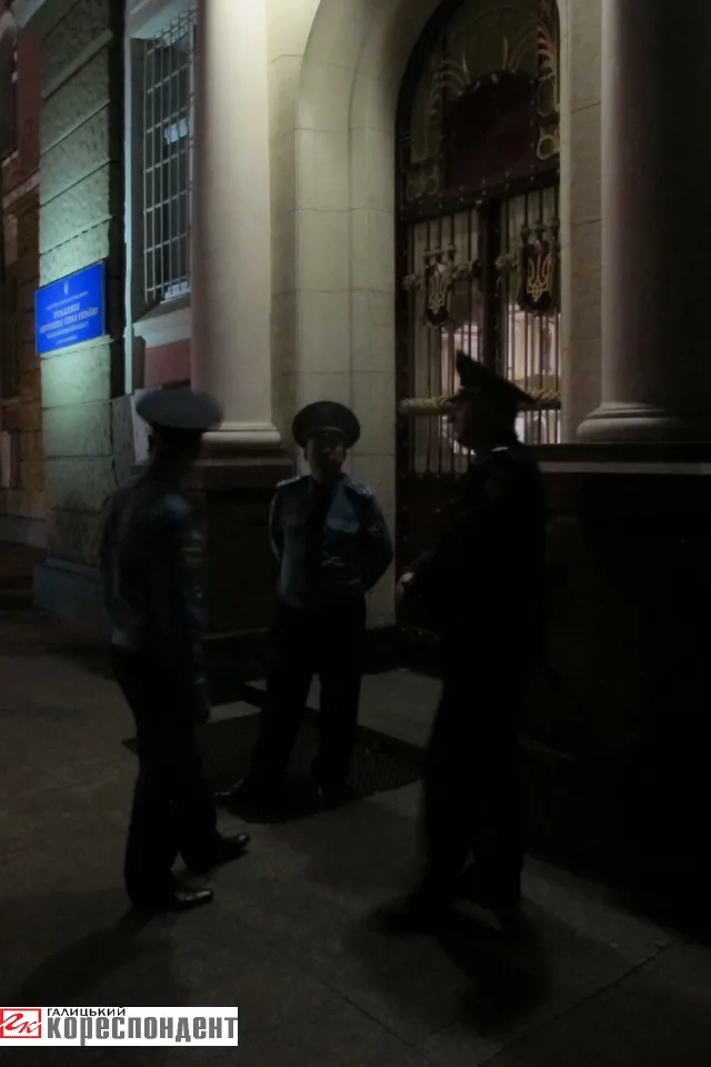 Пікет під стінами МВС. Керівник обласного УМВС розповів, що частина правоохоронців поїхала в Мукачево (фото+відео) — фото 2