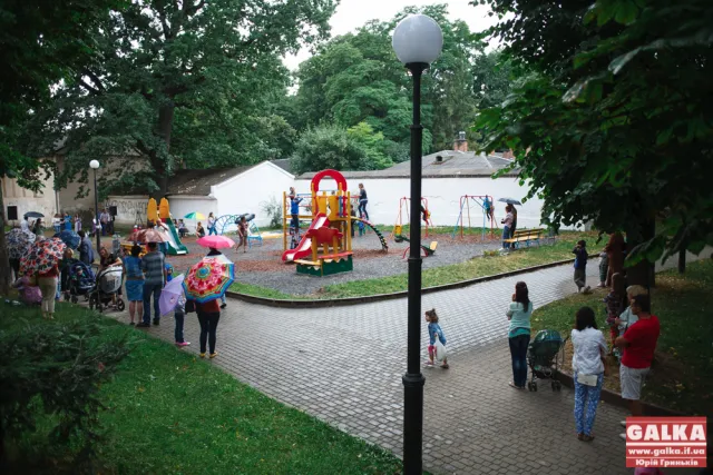 У Франківську відкрили дитячий майданчик на Валах (фото) — фото 11
