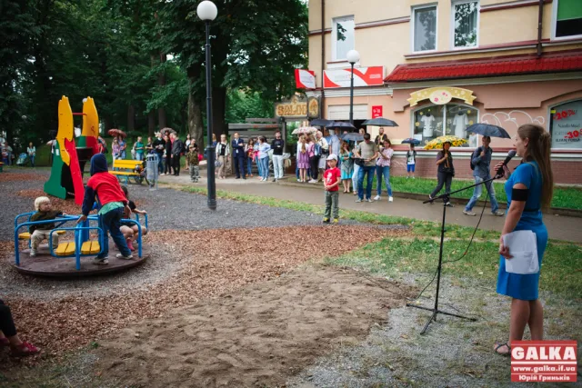 У Франківську відкрили дитячий майданчик на Валах (фото) — фото 12