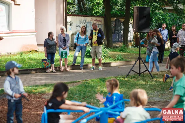 У Франківську відкрили дитячий майданчик на Валах (фото) — фото 18