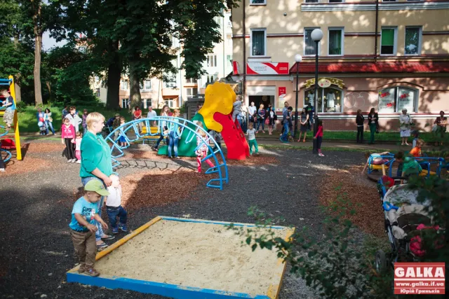 У Франківську відкрили дитячий майданчик на Валах (фото) — фото 19
