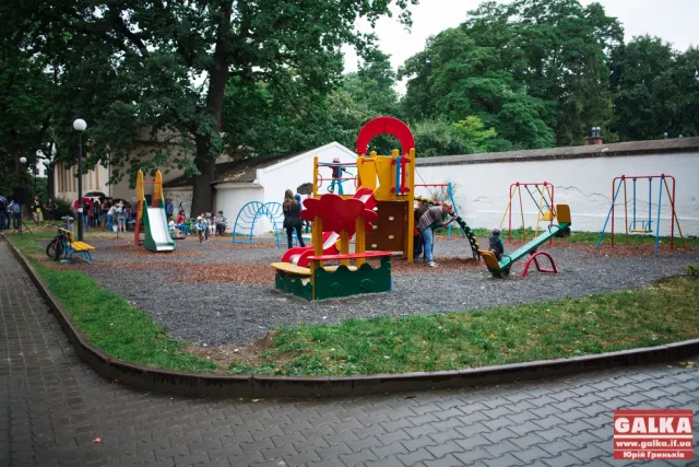 У Франківську відкрили дитячий майданчик на Валах (фото) — фото 7