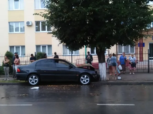 У Франківську іномарка на повній швидкості врізалася у дерево (фото) — фото 1