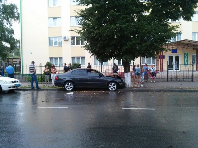 У Франківську іномарка на повній швидкості врізалася у дерево (фото) — фото 2
