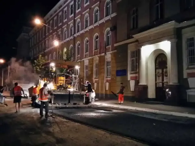 Цієї ночі у Франківську стелили асфальт по вулиці Сахарова (фото) — фото 3