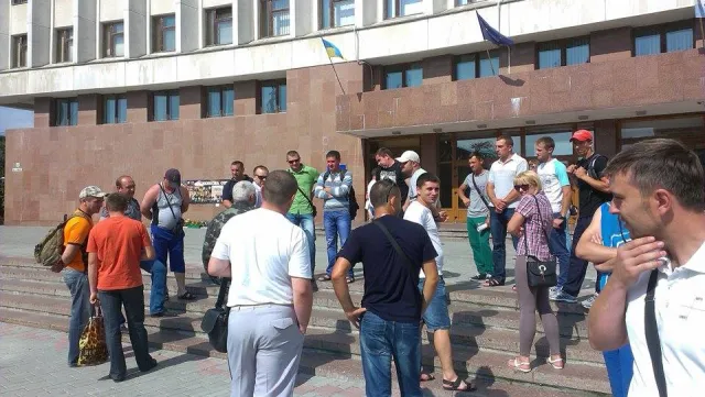 У Франківську під стінами ОДА протестують пожежники (фото) — фото 1
