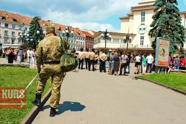 У Франківську річницю проголошення Декларації про державний суверенітет відзначили святковим концертом (фото) — фото 8