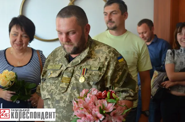 У Франківську побралися боєць АТО та волонтерка (фото) — фото 4