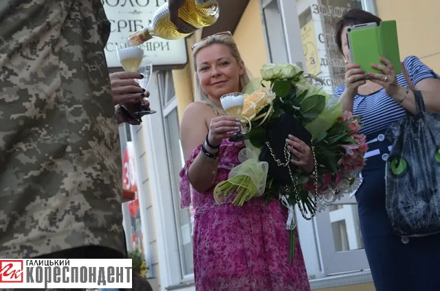 У Франківську побралися боєць АТО та волонтерка (фото) — фото 10