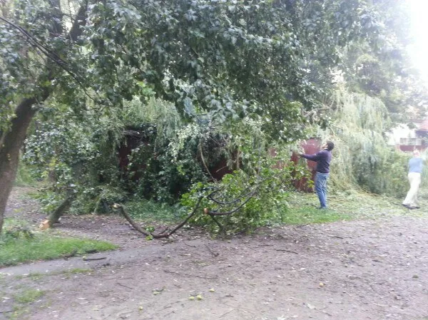 Вчорашня гроза пошкодила гараж одного з жителів міста (фото) — фото 2