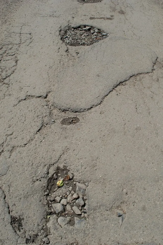 Гродяни просять відремонтувати частину дороги по вулиці Симоненка (фото) — фото 1