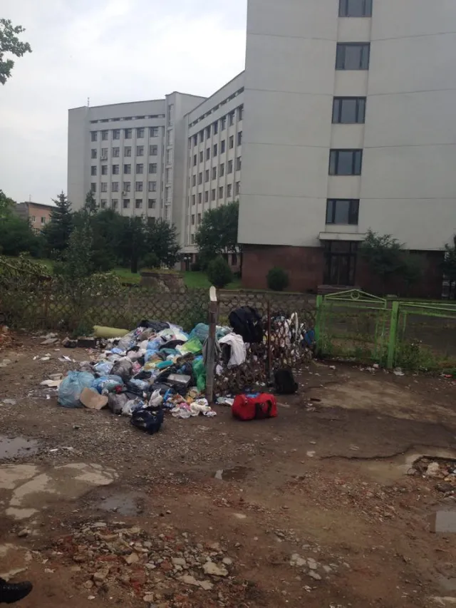 В Івано-Франківську біля ОДА з'явилось сміттєзвалище (фото) — фото 3