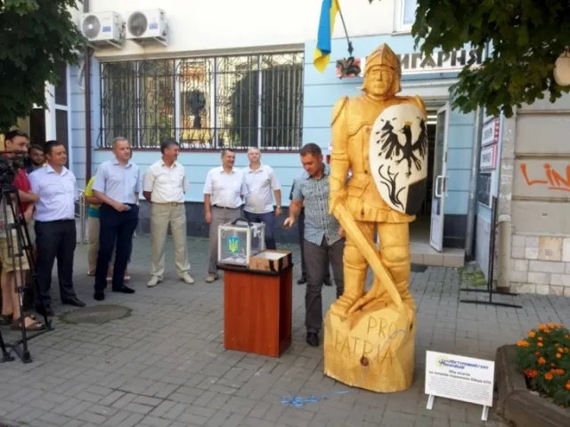 У обласному центрі дерев'яний лицар збирав гроші для бійців АТО (фото+відео) — фото 1