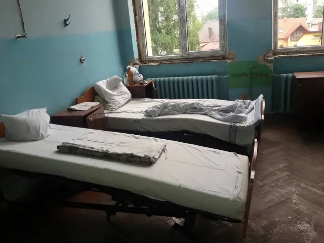 В Івано-Франківську скаржаться на жахливі умови в яких їх лікують (фото) — фото 3