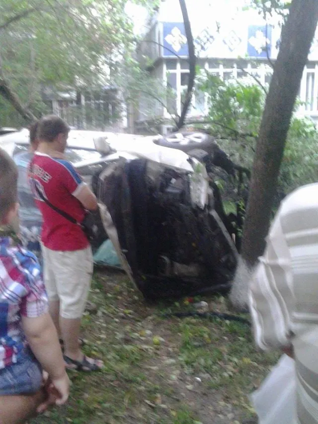 У Франківську авто, за кермом якого була блондинка, знесло декілька дерев та перекинулося (фото) — фото 5