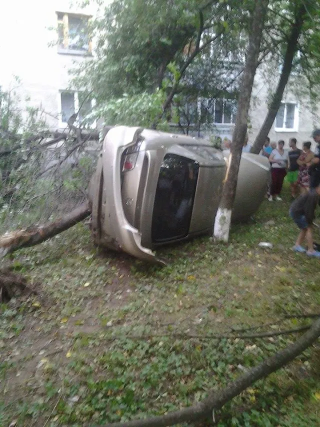 У Франківську авто, за кермом якого була блондинка, знесло декілька дерев та перекинулося (фото) — фото 6