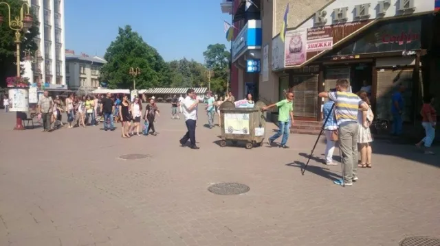 Активісти пригрозили покатати в смітнику Михайла Смушака (фото) — фото 2