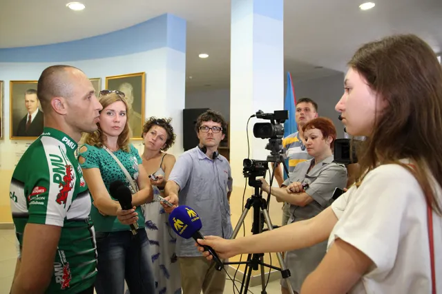 Учасники благодійного велопробігу «Захід-Схід» дали прес-конференцію в Івано-Франківську (фото) — фото 5