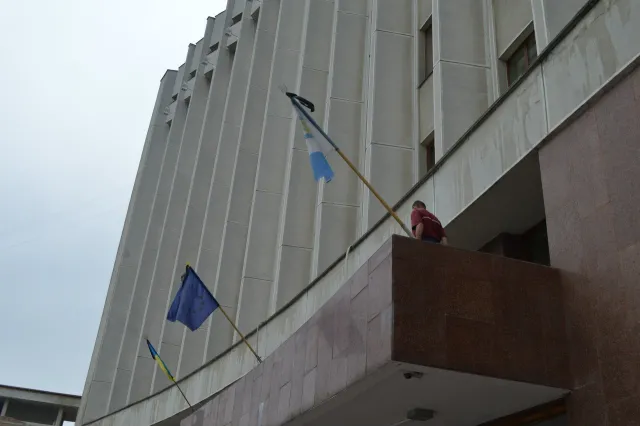 На прапорах, що на будівлі ОДА встановили жалобні стрічки (фото) — фото 1