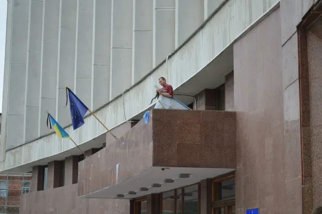 На прапорах, що на будівлі ОДА встановили жалобні стрічки (фото) — фото 2