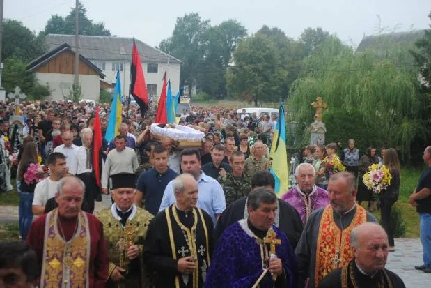 На Франківщині в останню дорогу провели загиблого в АТО Артема Кулака (фото+відео) — фото 2