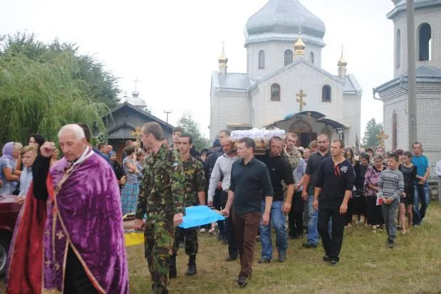 На Франківщині в останню дорогу провели загиблого в АТО Артема Кулака (фото+відео) — фото 3